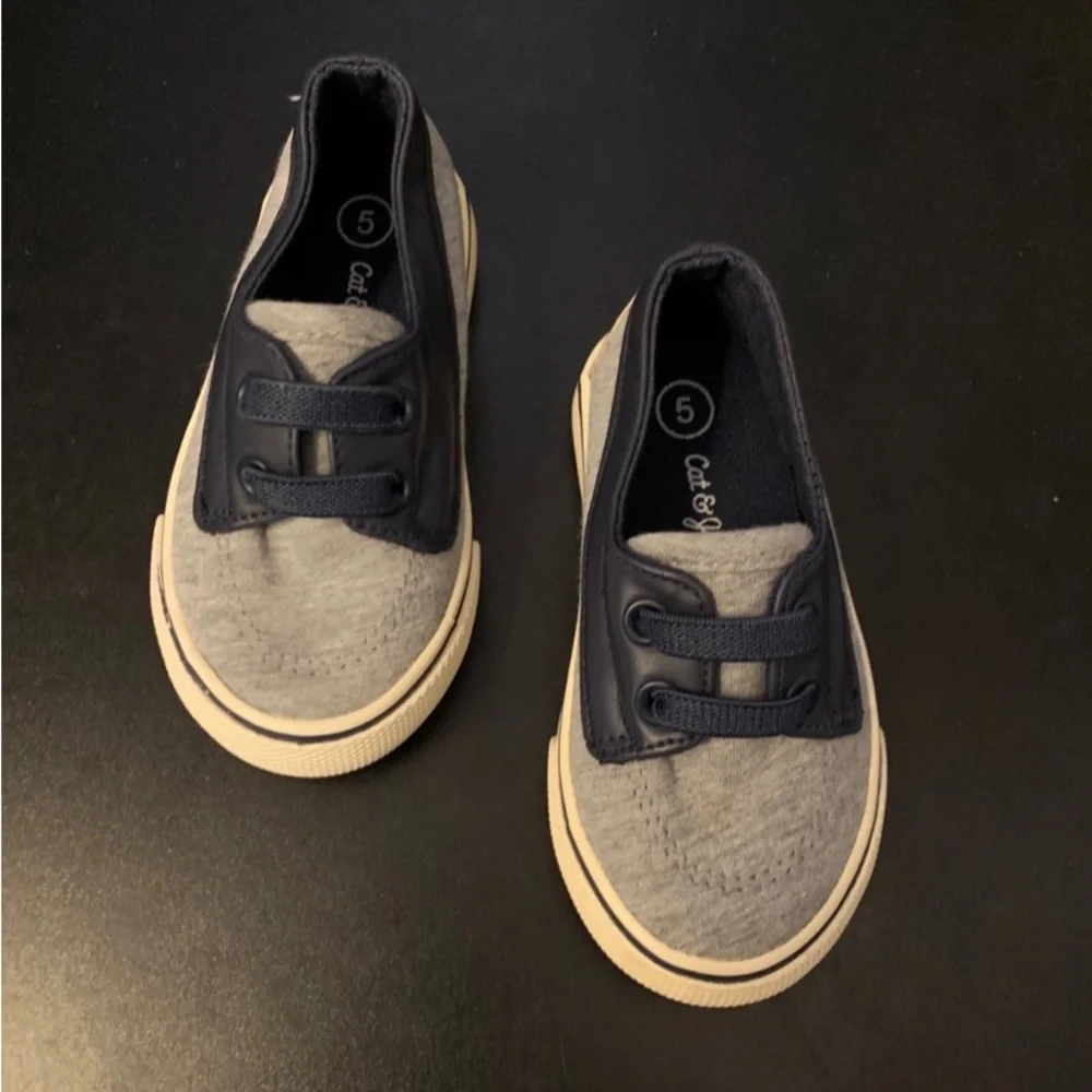 Cat & Jack Grey/Navy Blue Slip-On Sneaker Size W 5.